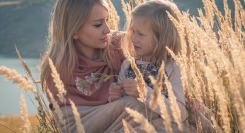 Comment parler des sujets tabous sur la puberté à votre fille ?