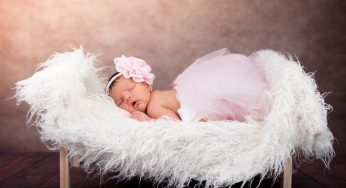 Offrir une gourmette à un bébé fille