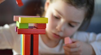 Améliorer les capacités de réflexion d’un enfant en fabriquant des jouets simples