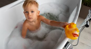 Faut-il prendre un bain avec son enfant ?