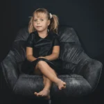 enfant pensif assis dans un fauteuil, illustration du divorce et ses effets sur les enfants