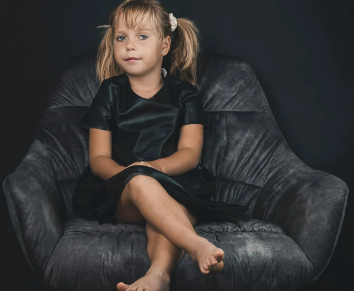 enfant pensif assis dans un fauteuil, illustration du divorce et ses effets sur les enfants