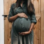 S'habiller enceinte selon les saisons : le guide 2026