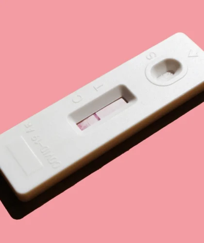 white pregnancy test showing 1 red line